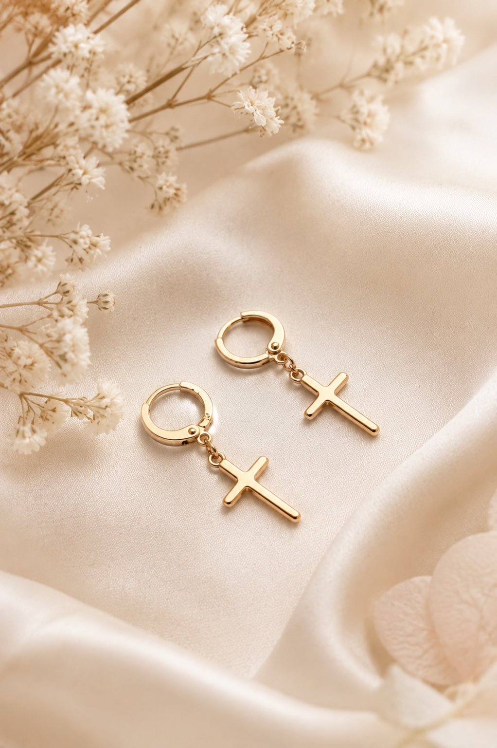 18k apzeltīti riņķīšu auskari ar gludu krustiņa piekariņu