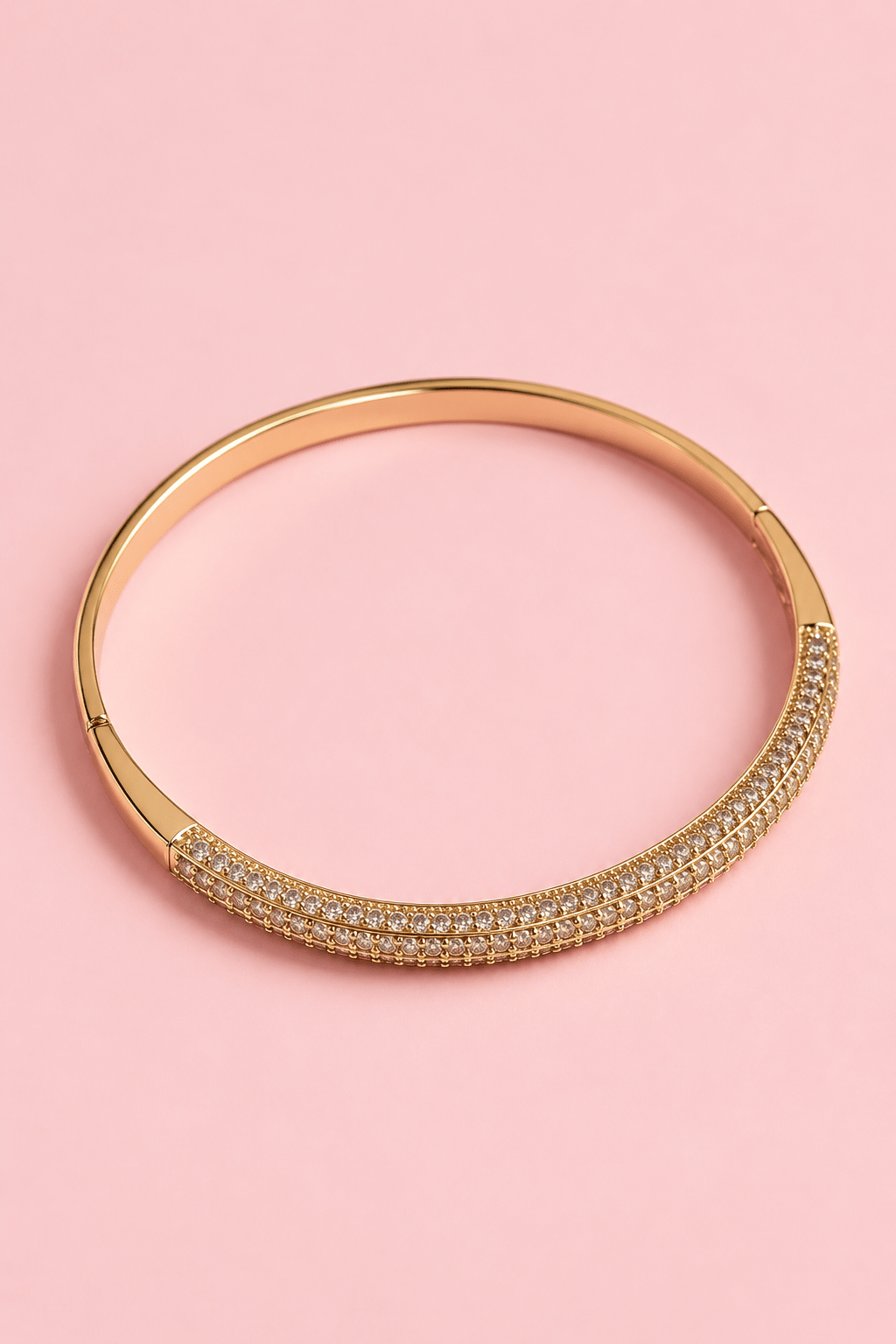 Apzeltīta bangle rokassprādze ar iestrādātiem cirkonijiem