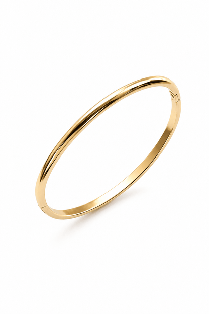 18k apzeltīta bangle tipa rokassprādze tuvplānā