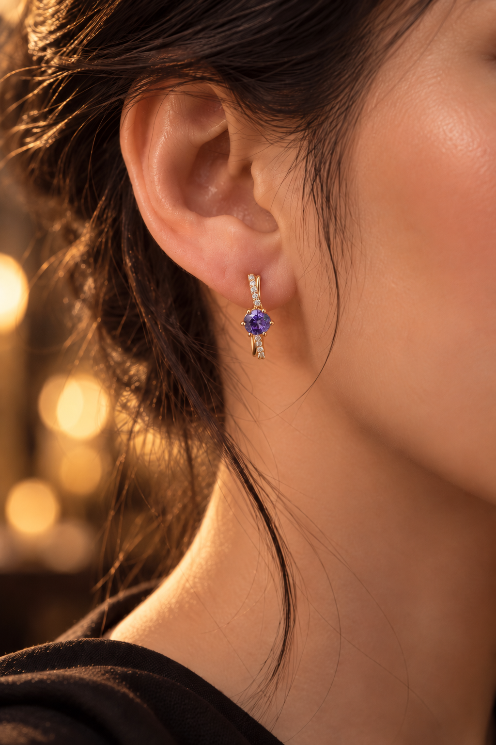 18K apzeltīts auskars ar violetu cirkoniju un baltiem cirkonijiem tuvplānā