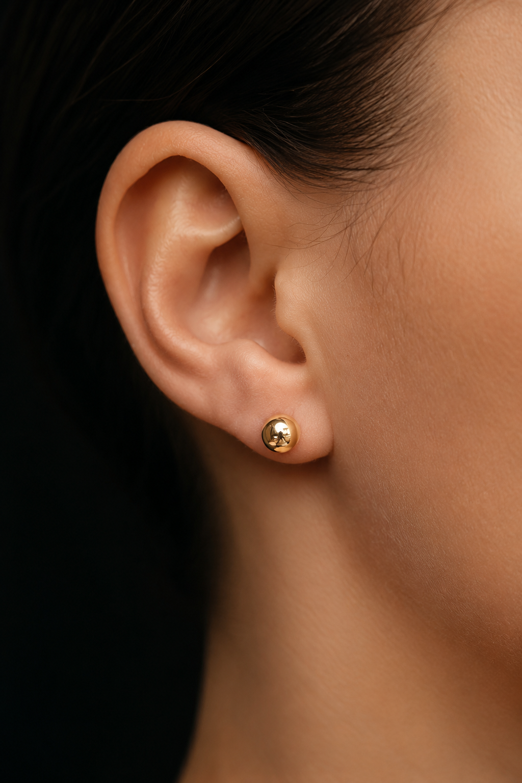 18k apzeltīti bumbiņu nagliņu auskari 6 mm uz auss