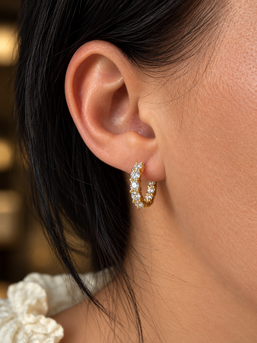 18k apzeltīti 10 mm riņķīšu auskari ar cirkonijiem modeles ausī