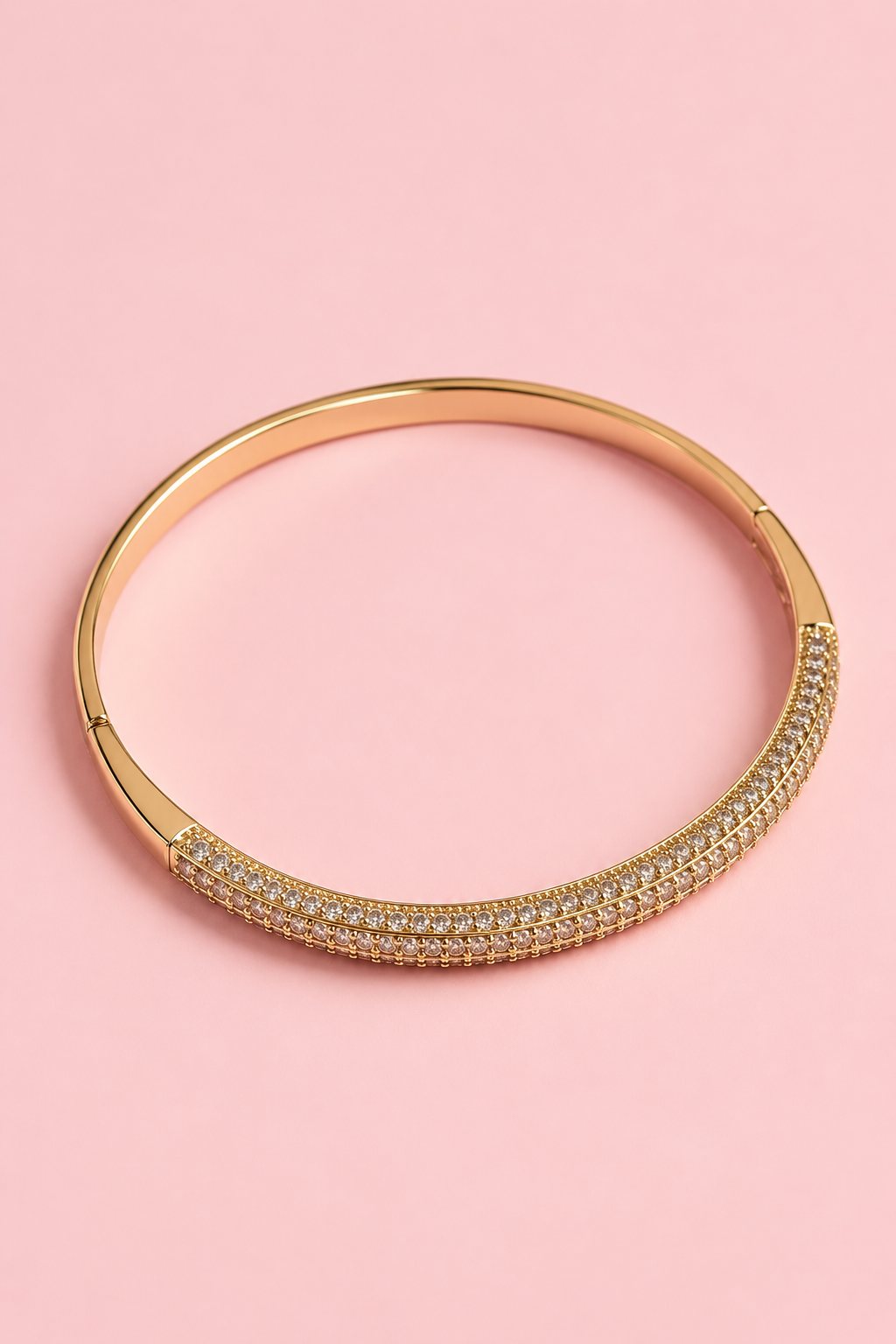 Apzeltīta bangle rokassprādze ar iestrādātiem cirkonijiem