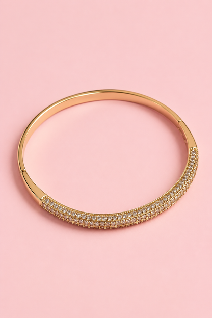 Apzeltīta bangle rokassprādze ar iestrādātiem cirkonijiem
