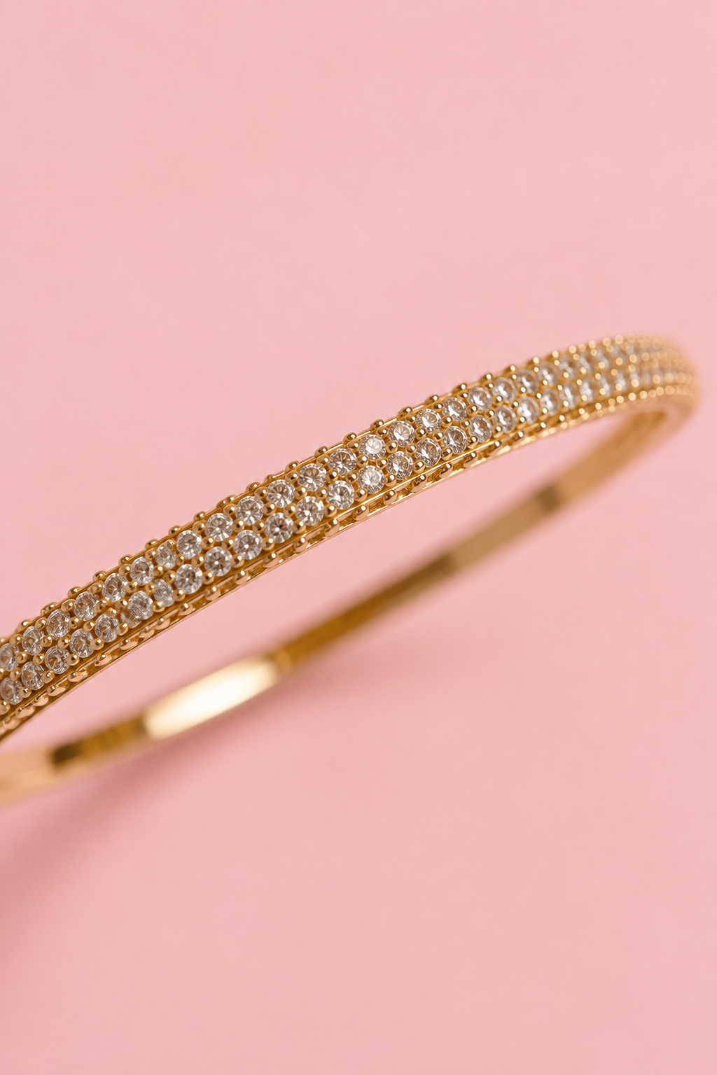 Tuvplāns apzeltītai bangle rokassprādzei ar cirkonijiem