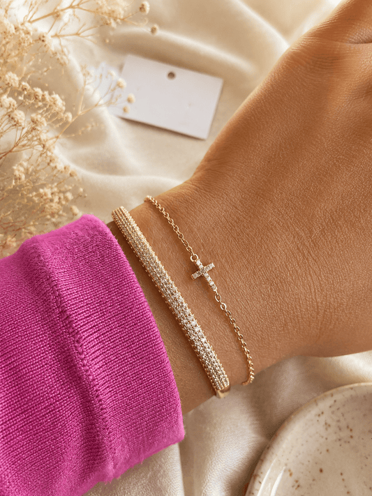 Apzeltīta bangle rokassprādze kopā ar smalku krustiņa rokassprādzi