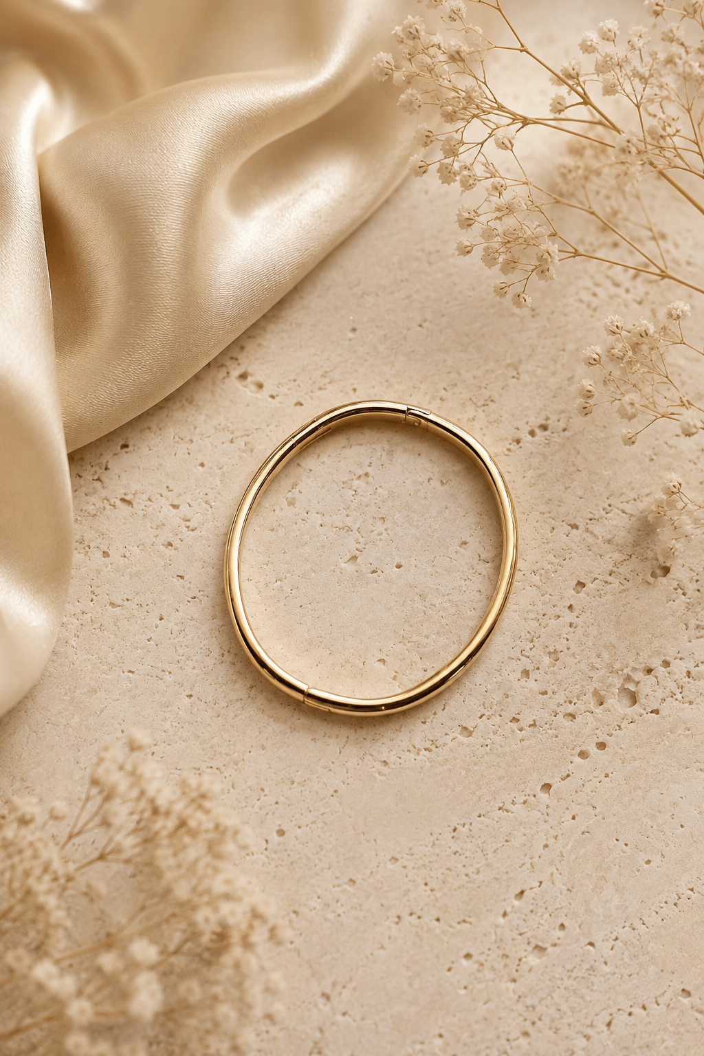 Apzeltīta bangle rokassprādze sievietēm uz rokas