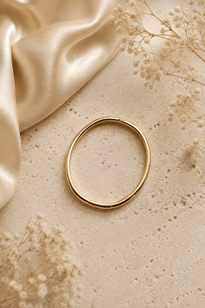 Apzeltīta bangle rokassprādze sievietēm uz rokas