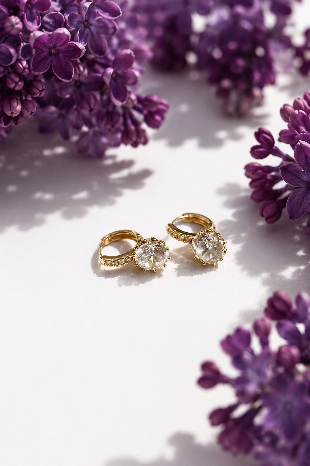 Dita – 18k apzeltīti riņķīšu auskari ar lielu apaļu cirkoniju pie violetiem ceriņiem