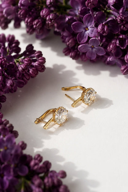 Beāte – 18k apzeltīti auskari ar apaļu cirkoniju pie violetiem ceriņiem