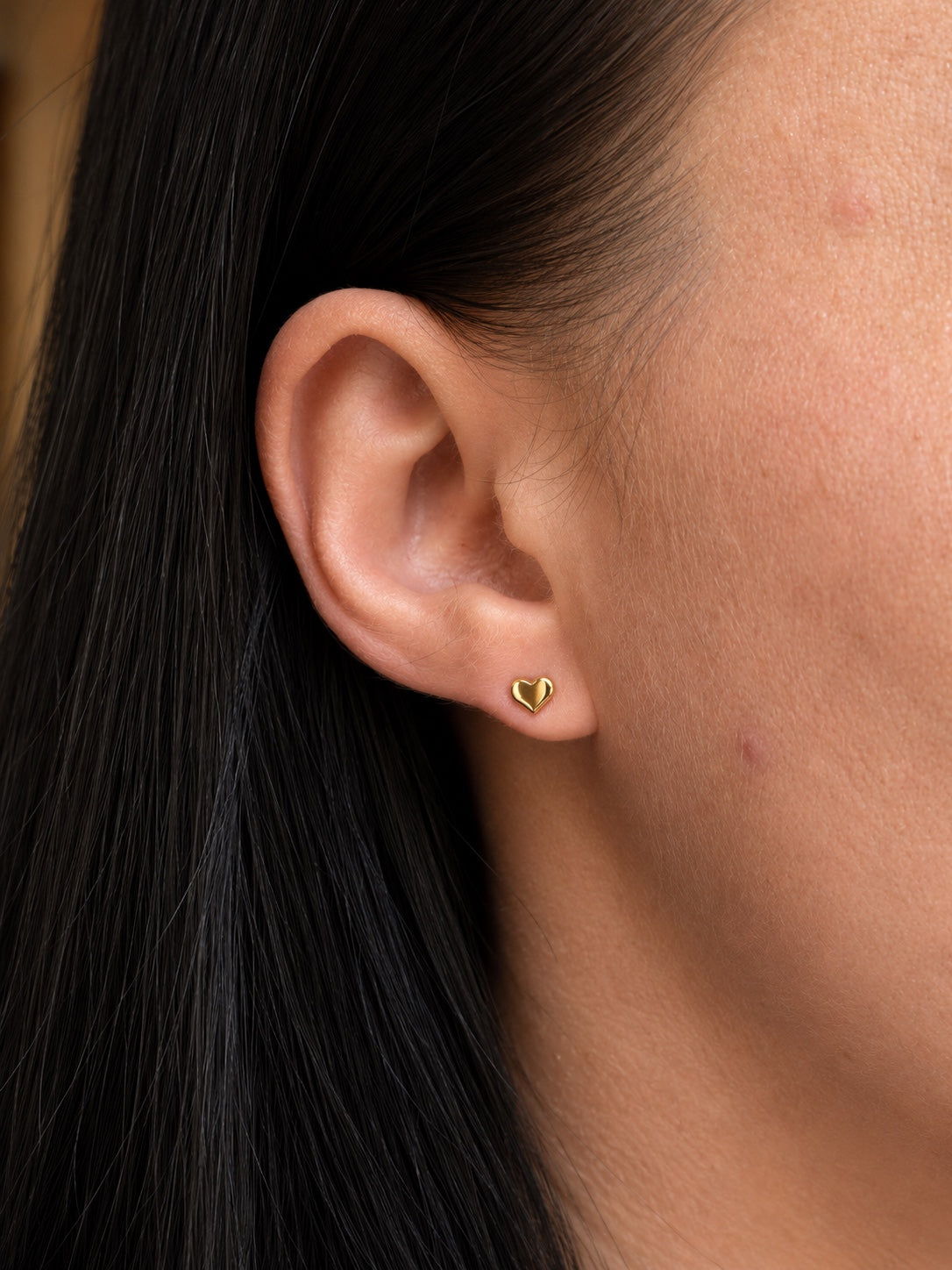 Līva 18k apzeltīti sirds formas nagliņu auskari 5 mm uz auss