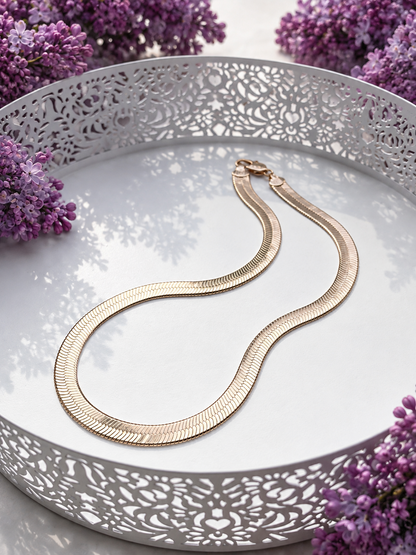 Plata apzeltīta plakana kaklarota ar ceriņiem