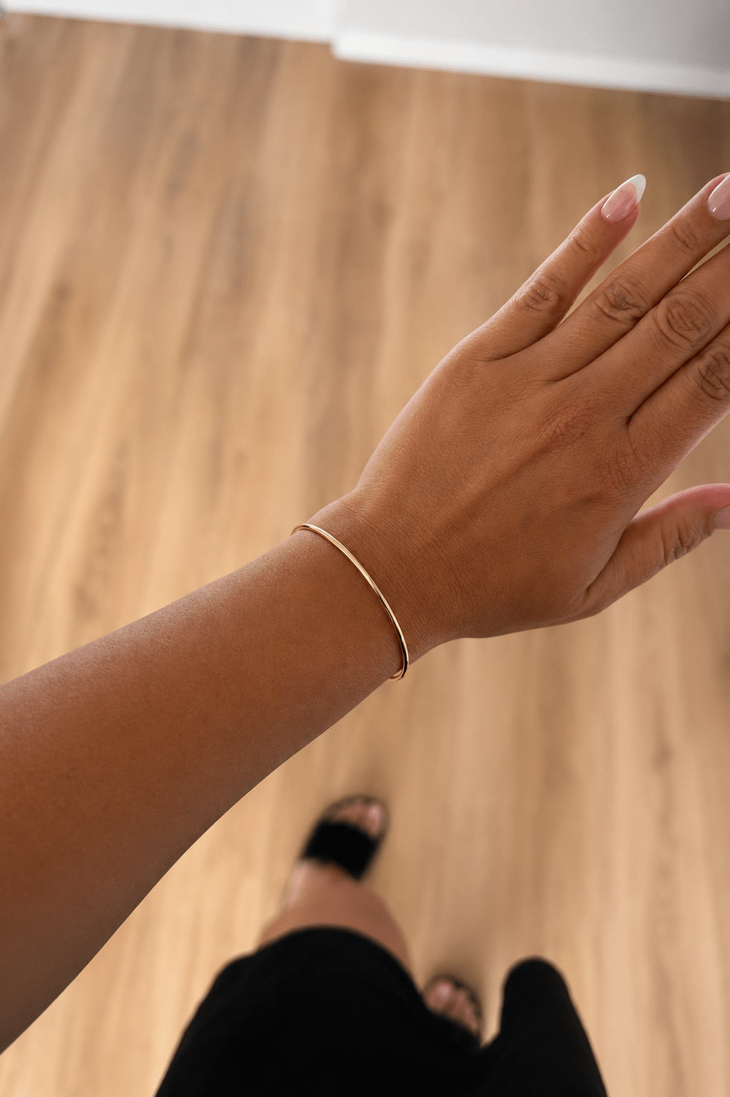 Tija – 18k apzeltīta bangle rokassprādze ar bumbiņu galiem apzeltītas rotaslietas sievietēm