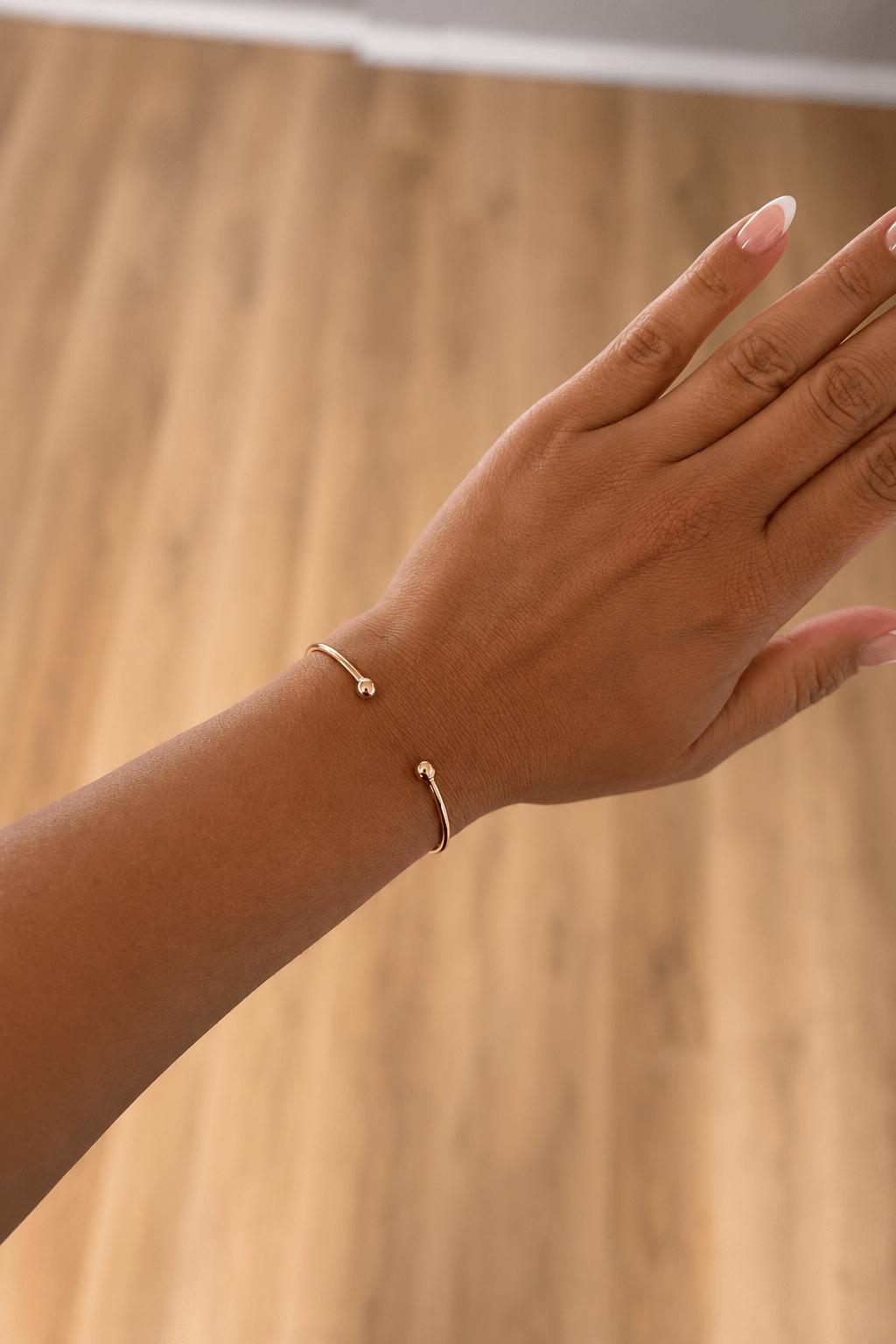 Tija – 18k apzeltīta bangle rokassprādze ar bumbiņu galiem apzeltītas rotaslietas sievietēm