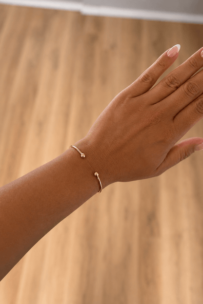 Tija – 18k apzeltīta bangle rokassprādze ar bumbiņu galiem apzeltītas rotaslietas sievietēm
