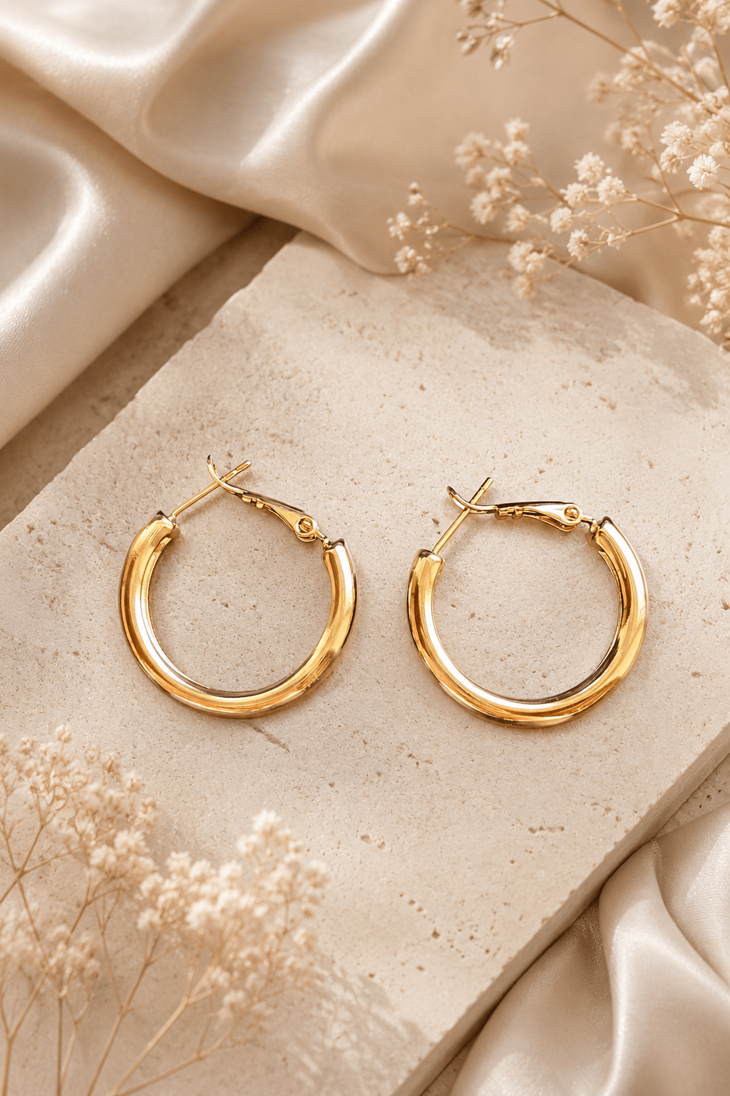 Zelta Elegance 18k apzeltīti riņķīšu auskari uz balta fona