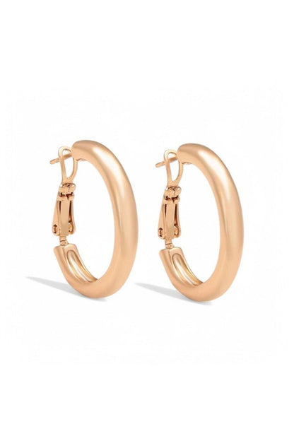 Zelta Elegance 18k apzeltīti riņķīšu auskari tuvplānā